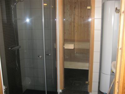 Bathroom with a entrance to the sauna.