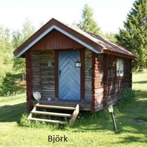 Stuga Björk är en liten timmerstuga med röda foder och blå dörr. 