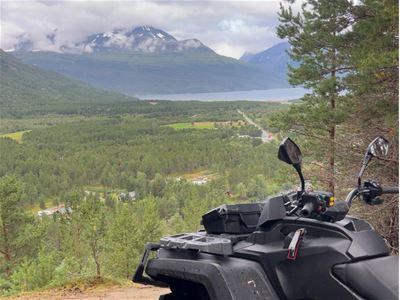 ATV med naturen i bakgrunnen