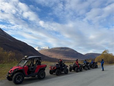 Flere ATV i en linje med gjester på