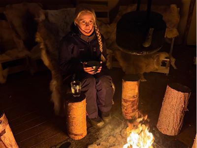En gjest som sitter ved et bål