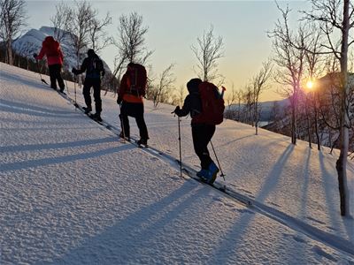 Gjester går på ski opp en slakk bakke