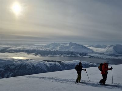 Utsikten fra toppen av fjellet med solen over hodet