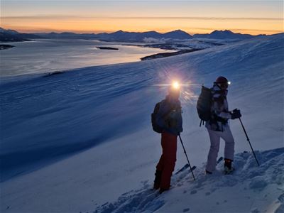 Gjester stopper og tar en liten pause, mens de tar inn utsikten