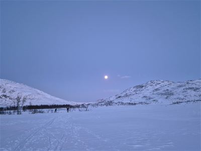 Solen viser seg over fjellene