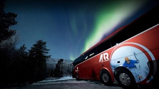 Buss under nordlyset