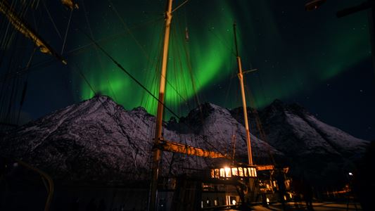 Nordlys over seilbåten