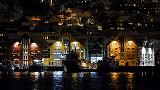 Utsikt over Tromsø kai om kvelden
