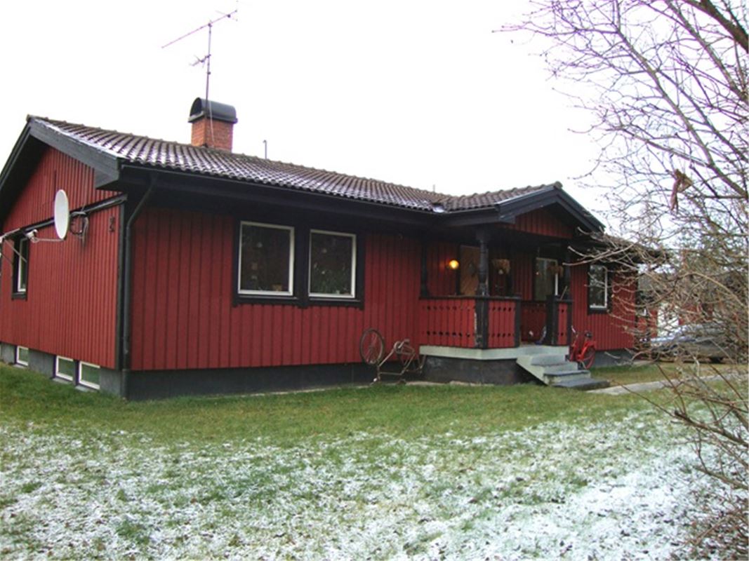 Röd villa med svarta knutar.