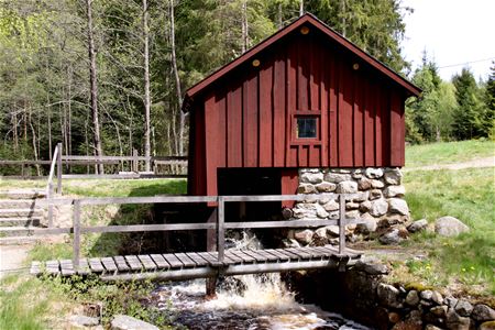 Siggamåla Skvaltkvarn från 1822 
Kronobergs läns enda skvaltkvarn som bevarats på den plats där den varit i drift. Kvarnverket är kördugligt och malning och mjölförsäljning sker under sommaren.