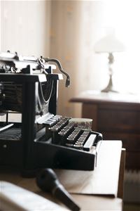 Gammaldags svart skrivmaskin.