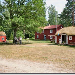  © Ryds Hembygdsförening, Hembygdsgården i Ryd.På gården finns även en Linbasta (torkhus för lin) med utställning om linberedning.