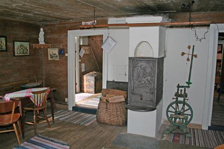 Hembygdsgården i Ryd. Stensjömålastugan från 1850-taletBottenvåningens kök och rum. 1800-tals inredning och möblering.Ovanvåningen är museum med många gamla föremål.