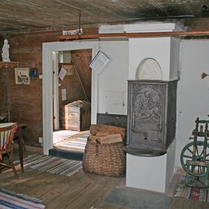  © Ryds Hembygdsförening, Hembygdsgården i Ryd. Stensjömålastugan från 1850-taletBottenvåningens kök och rum. 1800-tals inredning och möblering.Ovanvåningen är museum med många gamla föremål.