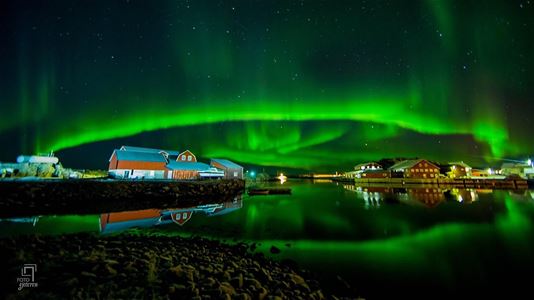 Panorama photo of the Aurora Borealis and accommodation