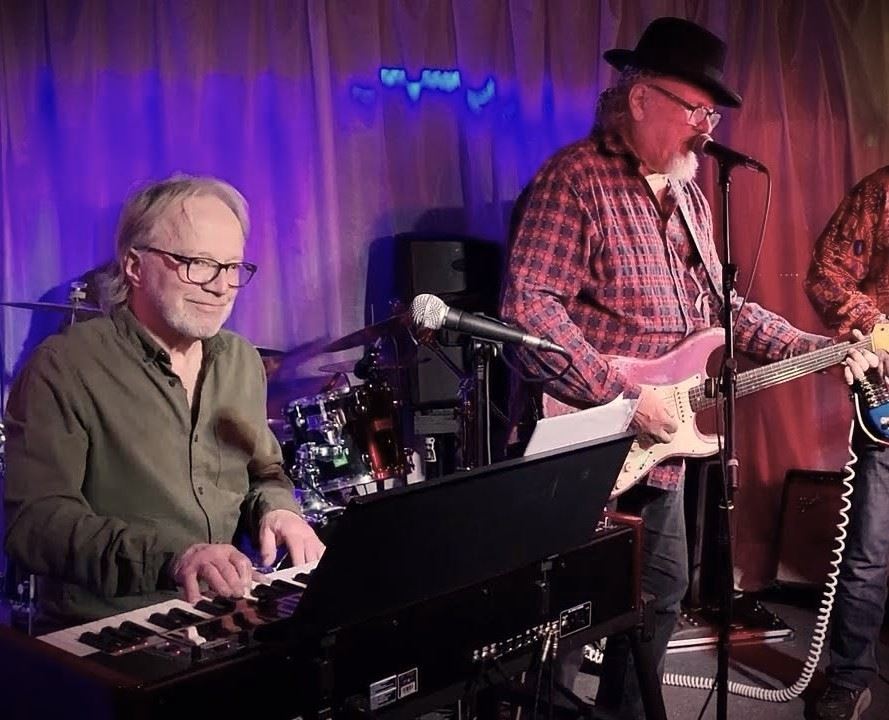 Två män som spelar instrument och sjunger.