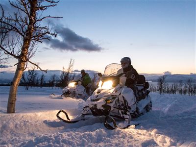 To gjester som kjører snøskuter