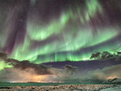 Nordlys og snødekt landskap