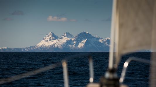 Utsikten over fjell fra seilbåten