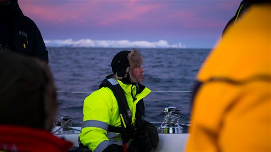 En gjest på en seilbåt som nyter utsikten