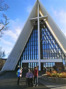 Personer utenfor ishavskatedralen