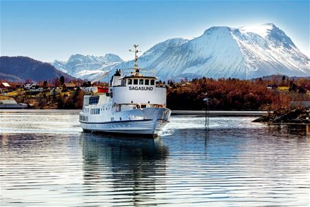 Båten Sagsund foran fjellene og snøen