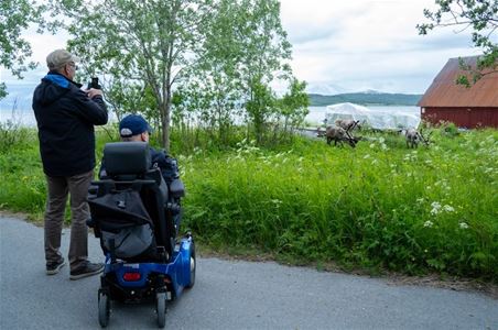 To personer ser på reinsdyr