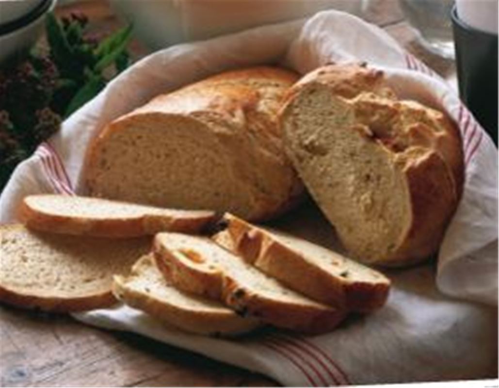 Nybakt bröd med brödduk.