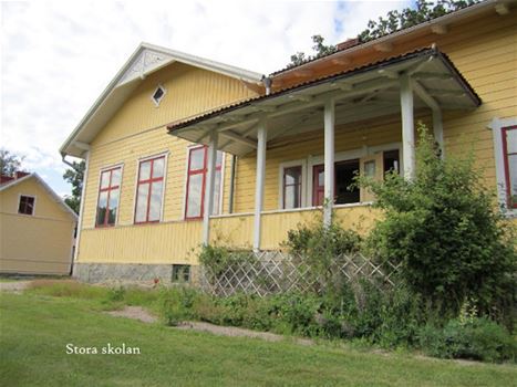 Boråkra B&B är inhyst i Boråkra gamla folkskola. Varje rum har därför fått namn med skolanknytning: Skolfrökens, skolvaktmästarens, träslöjden osv