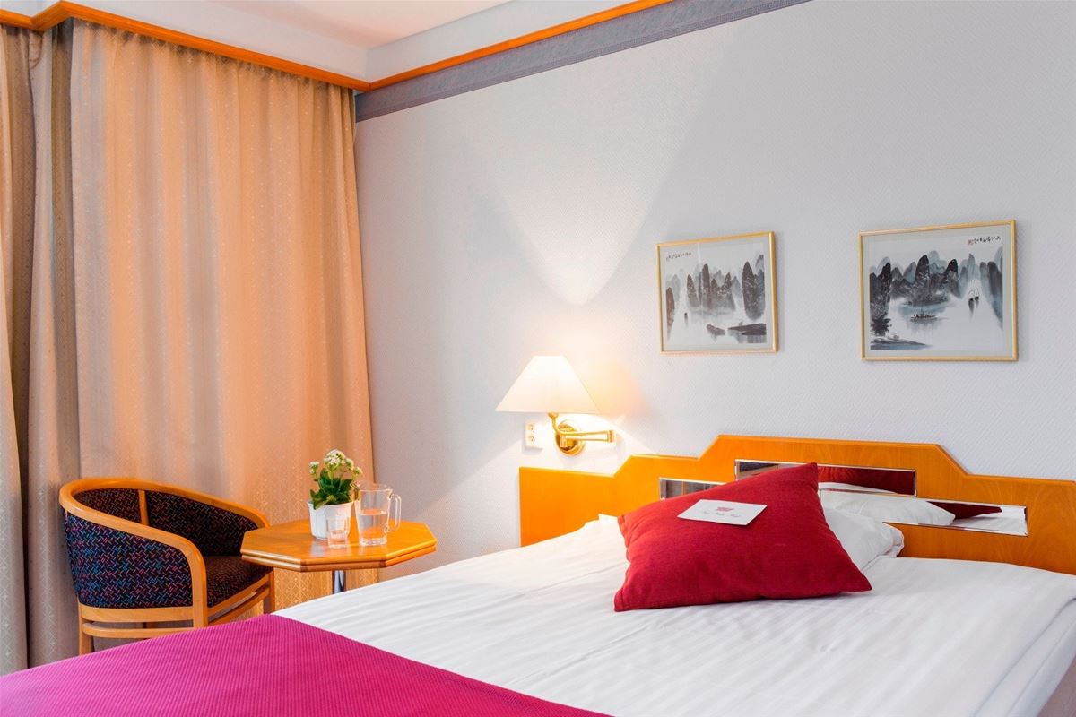 Single Room with Shared Kitchen image 1