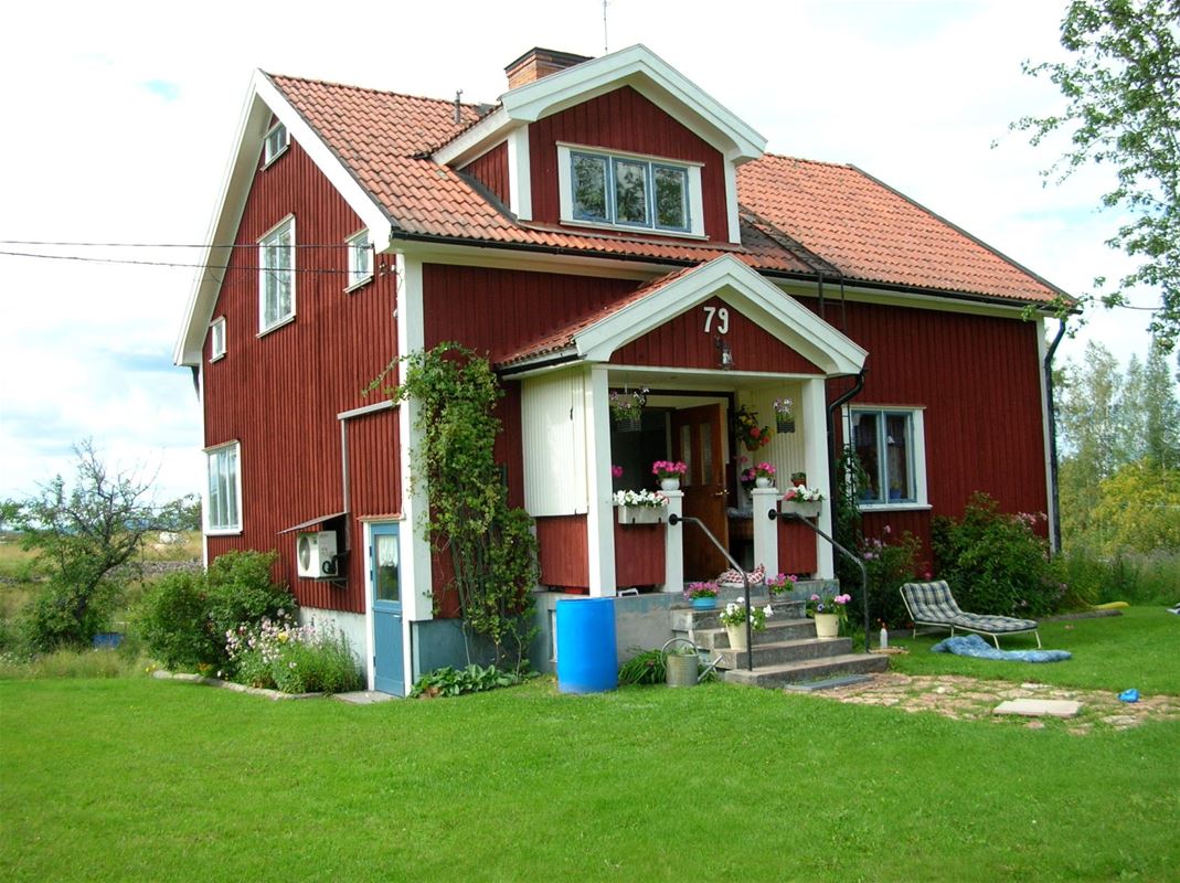 Exterior of redpainted house.