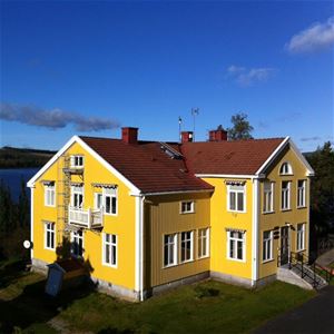 Receptionen ligger i dnna vackra bygnad på Hampnäs boende och konferens.