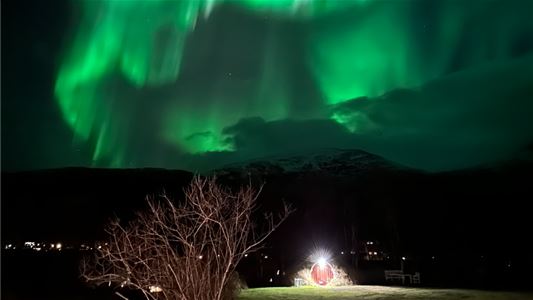 Nordlys over fjellandskap