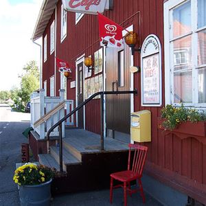 Entré med trapp in till Torsångs café.