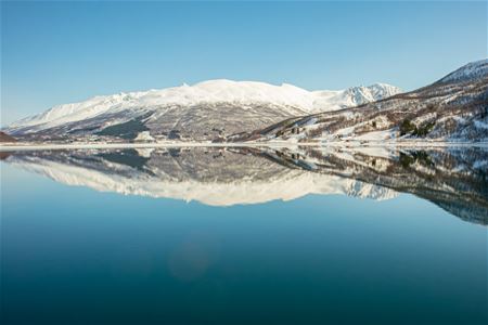 Fjellet speiles i fjorden