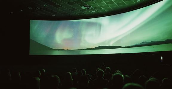Personer som ser på en forestilling om nordlys
