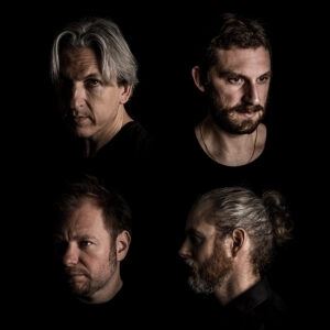 Ett collage av män med olika ansiktsuttryck.