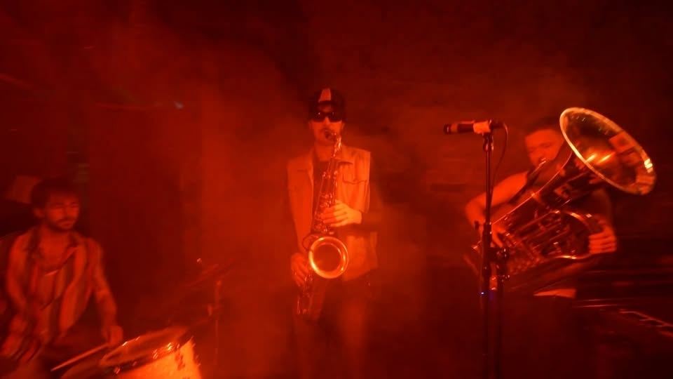 En grupp människor som spelar instrument.