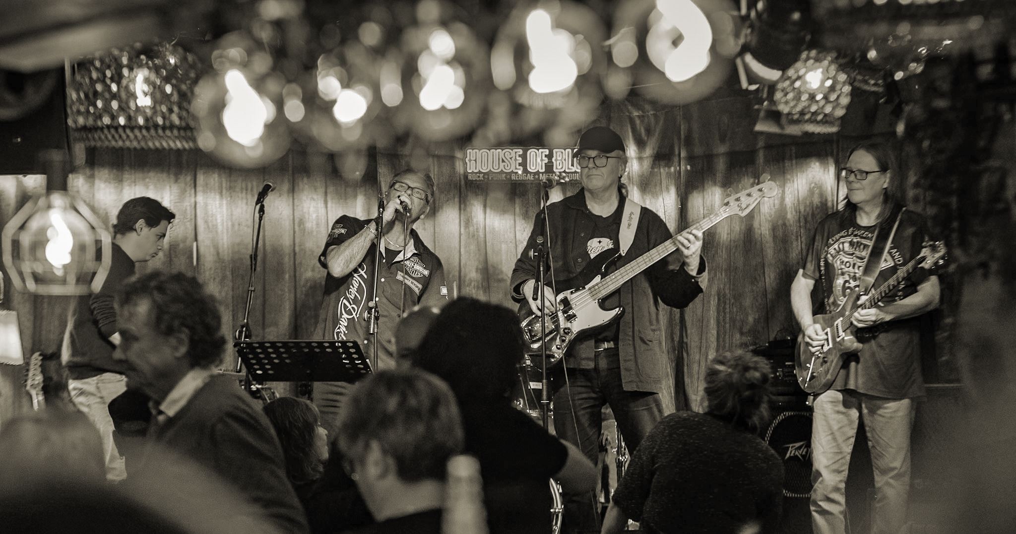 Två män som spelar instrument på en scen.