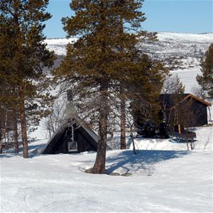 The cottages Hävlingestugorna during winter.