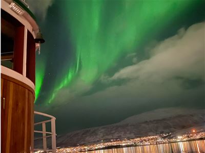 Nordlyset titter gjennom skyene