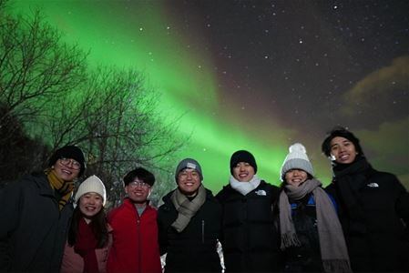 Gruppe gjester og nordlyset