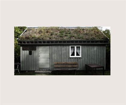 en bild på Jändelstugan som har gräs på taket 