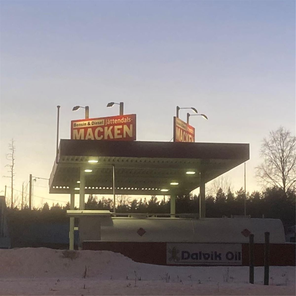 Färgbild - exteriör av Jättendalsmacken vid E4:an i Jättendal