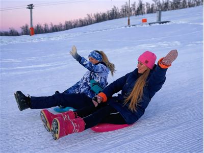Personer som aker ned en bakke