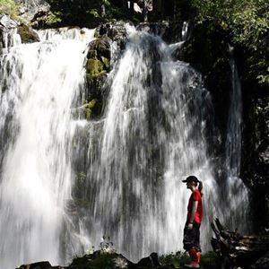 En människa bredvid ett vattenfall