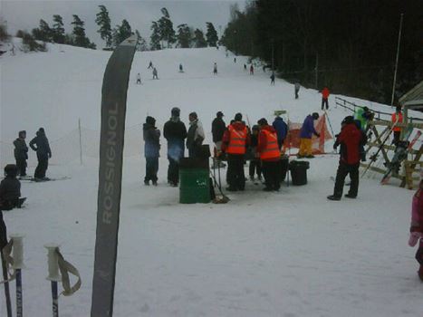 Flera personer som umgås i snön 
