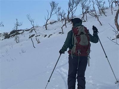 Gjest går på truger