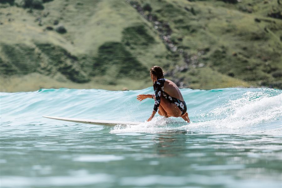 Surfar i bølgjene ved Hoddevik på Stad i Nordfjord