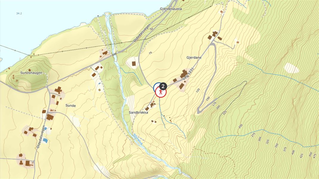 Topografisk kart med høgdekurver, vegar, bekkar og gardar, med ein raud markør ved Sandbrekka..